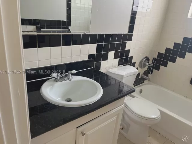 Продажа дома по адресу 1450 N 64th Ave - фото 9056303