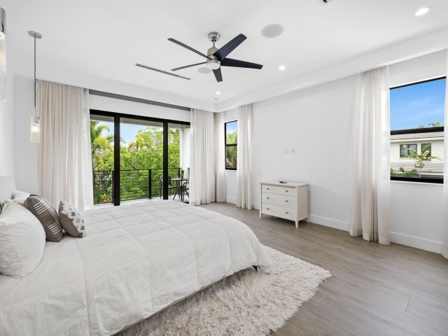 Продажа дома по адресу 1629 NE 4th Place - фото 6306482