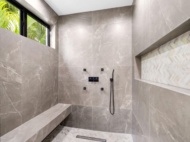 Продажа дома по адресу 1629 NE 4th Place - фото 6306483