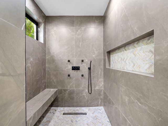 Продажа дома по адресу 1629 NE 4th Place - фото 6306484