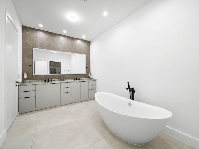 Продажа дома по адресу 1629 NE 4th Place - фото 6306485