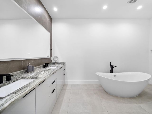 Продажа дома по адресу 1629 NE 4th Place - фото 6306486