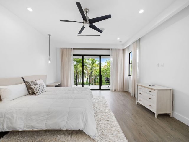 Продажа дома по адресу 1629 NE 4th Place - фото 6306487