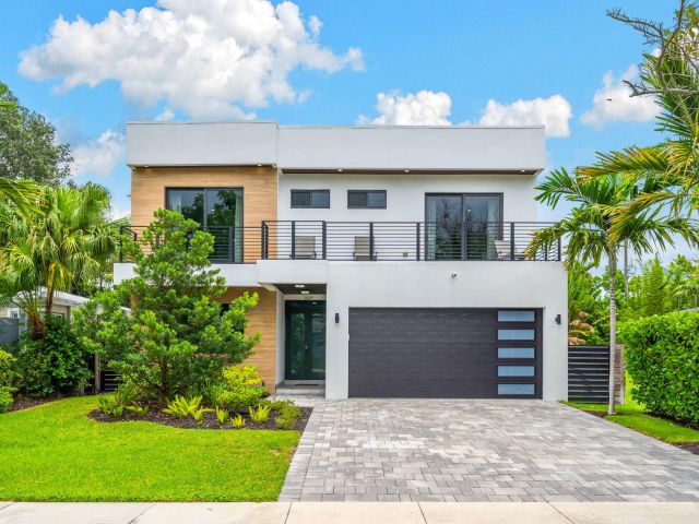 Продажа дома по адресу 1629 NE 4th Place - фото 6306490