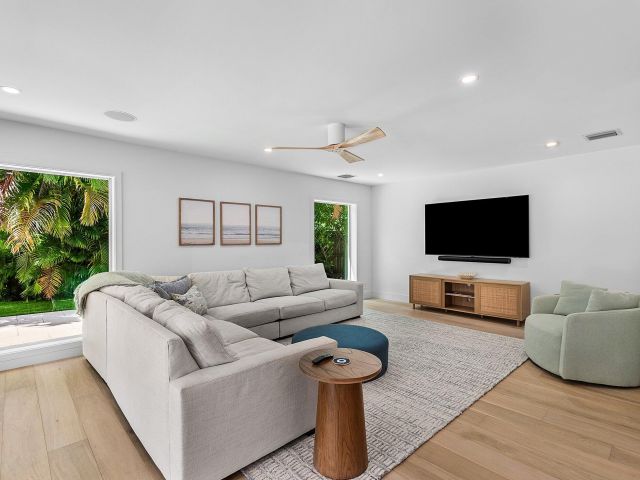 Продажа дома по адресу 400 Kings Lynn - фото 6315591