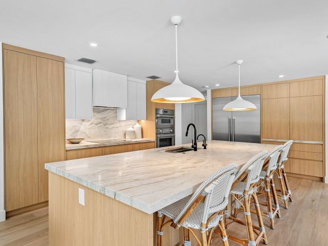 Продажа дома по адресу 400 Kings Lynn - фото 6315595