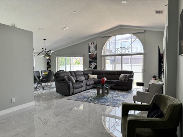 Дом в аренду по адресу 18038 Rhumba Way - фото 6317142