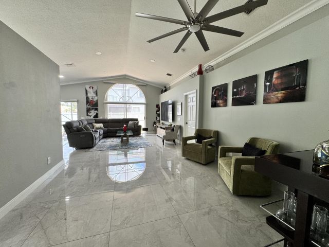 Дом в аренду по адресу 18038 Rhumba Way - фото 6317143