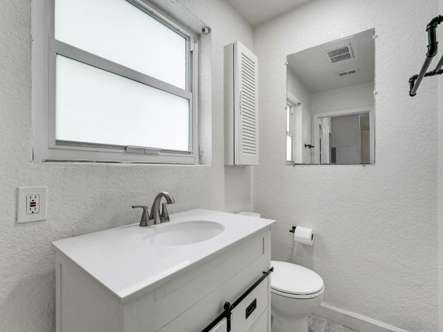 Дом в аренду по адресу 3401 F Avenue - фото 6316688