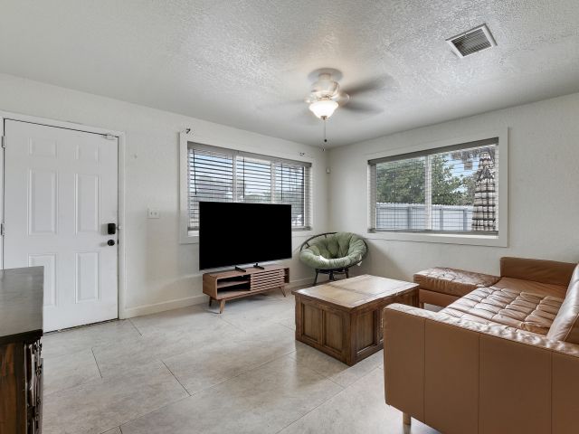 Дом в аренду по адресу 3401 F Avenue - фото 6316692