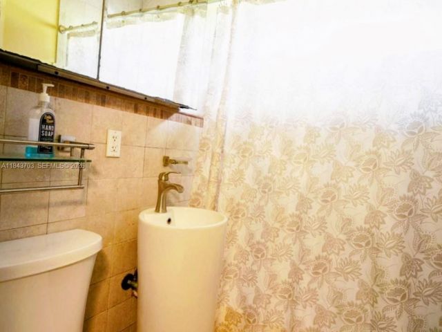 Продажа дома по адресу 13325 NE 10th Ave - фото 6333606