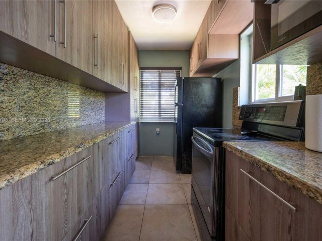 Продажа дома по адресу 13325 NE 10th Ave - фото 6333609