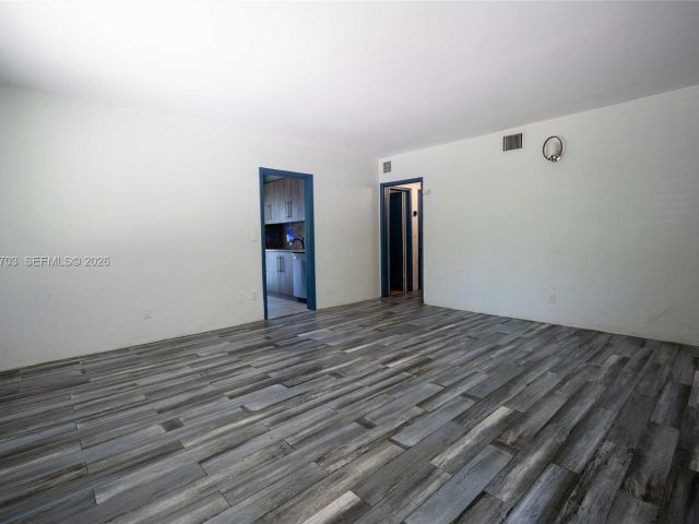 Продажа дома по адресу 13325 NE 10th Ave - фото 6333614