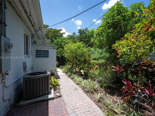 Продажа дома по адресу 13325 NE 10th Ave - фото 6333616