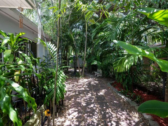 Продажа дома по адресу 13325 NE 10th Ave - фото 6333617