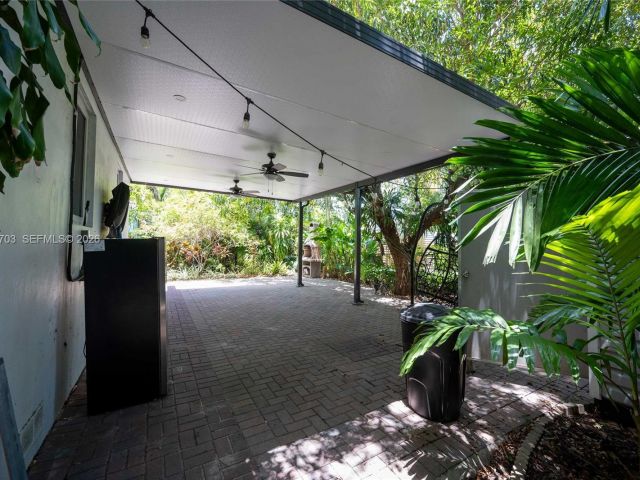 Продажа дома по адресу 13325 NE 10th Ave - фото 6333622