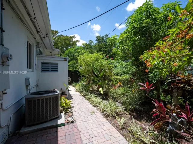 Продажа дома по адресу 13325 NE 10th Ave - фото 6333616