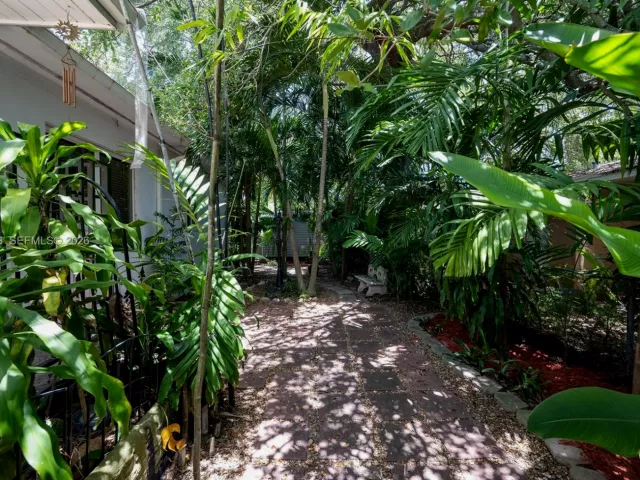 Продажа дома по адресу 13325 NE 10th Ave - фото 6333617