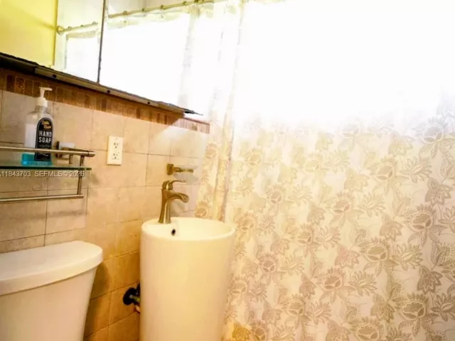 Продажа дома по адресу 13325 NE 10th Ave - фото 6333606