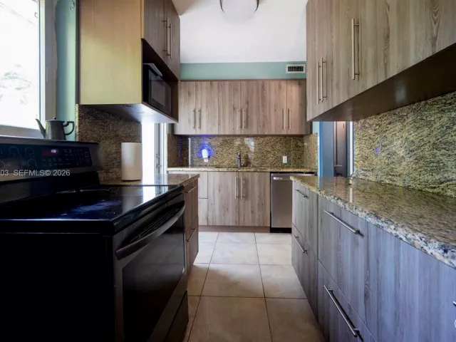 Продажа дома по адресу 13325 NE 10th Ave - фото 6333608