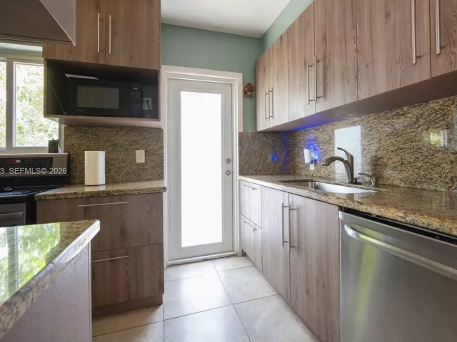 Продажа дома по адресу 13325 NE 10th Ave - фото 6333610