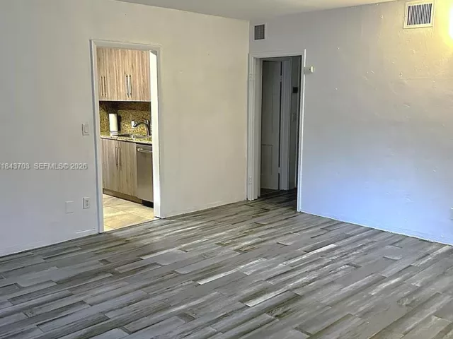 Продажа дома по адресу 13325 NE 10th Ave - фото 6333613