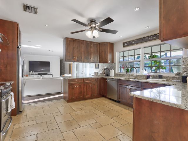 Дом в аренду по адресу 835 Canary Walk - фото 6315358