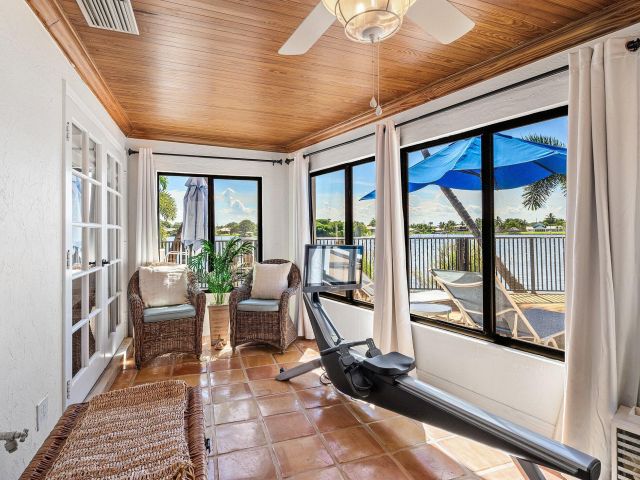 Дом в аренду по адресу 25 NW 24th Court - фото 6362640