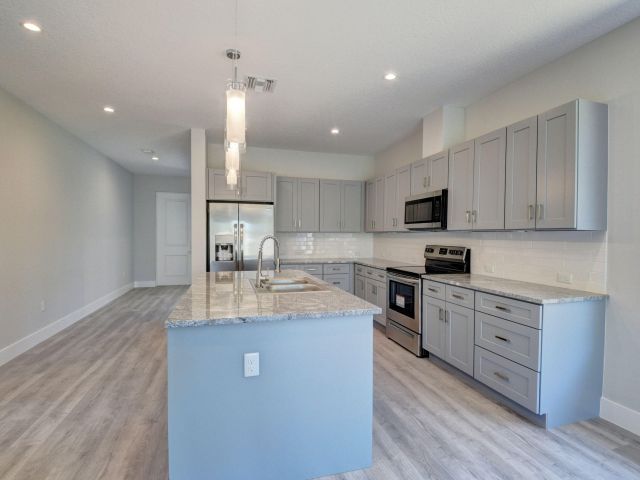 Продажа дома по адресу 715 NW 1st Street - фото 6392250