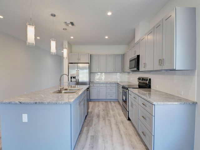 Продажа дома по адресу 715 NW 1st Street - фото 6392251