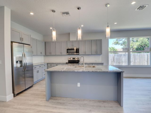 Продажа дома по адресу 715 NW 1st Street - фото 6392253