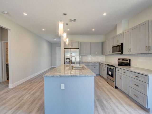 Продажа дома по адресу 715 NW 1st Street - фото 6718689