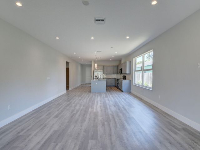 Продажа дома по адресу 715 NW 1st Street - фото 6718690