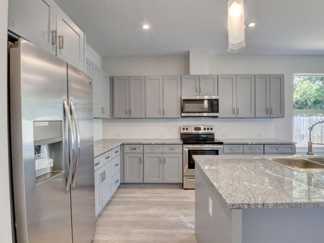 Продажа дома по адресу 715 NW 1st Street - фото 6718693