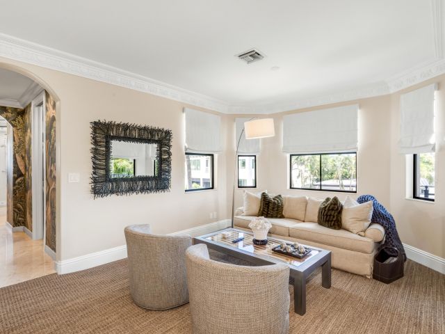 Продажа дома по адресу 809 NE 71st Street - фото 6391562