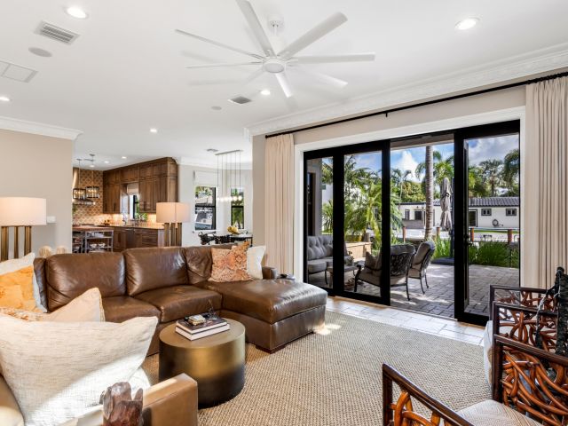 Продажа дома по адресу 809 NE 71st Street - фото 6391566