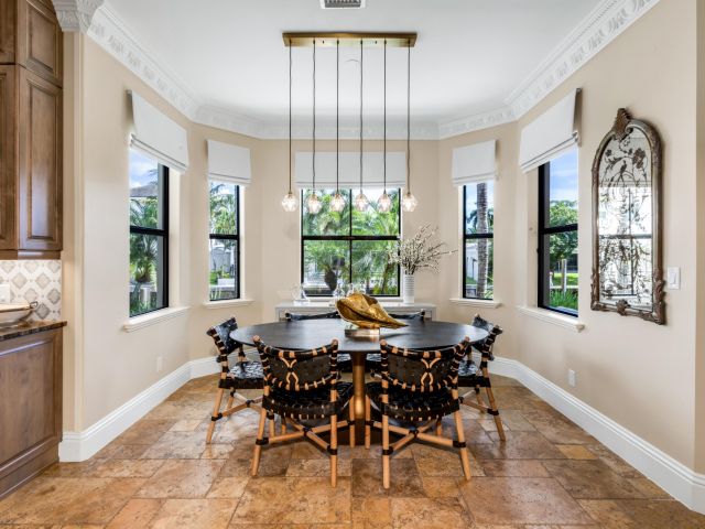 Продажа дома по адресу 809 NE 71st Street - фото 6391569