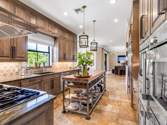 Продажа дома по адресу 809 NE 71st Street - фото 6391570