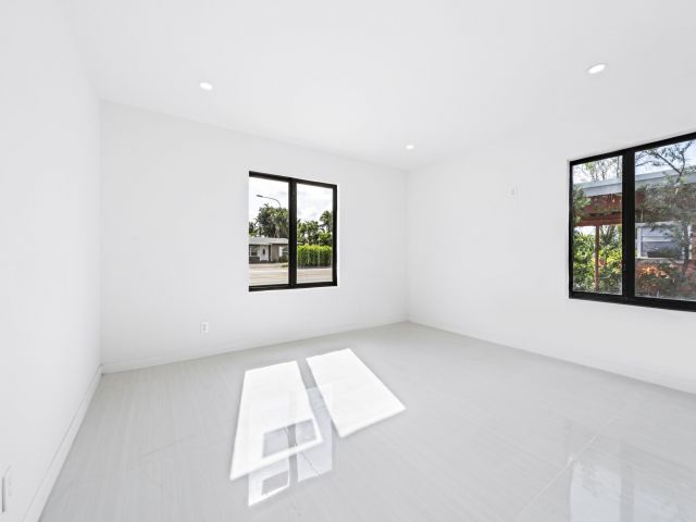 Продажа дома по адресу 1339 NE 15th Avenue - фото 6338992