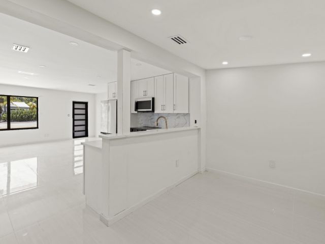 Продажа дома по адресу 1339 NE 15th Avenue - фото 6338996