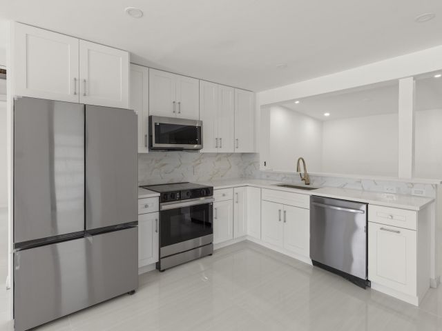 Продажа дома по адресу 1339 NE 15th Avenue - фото 6338997