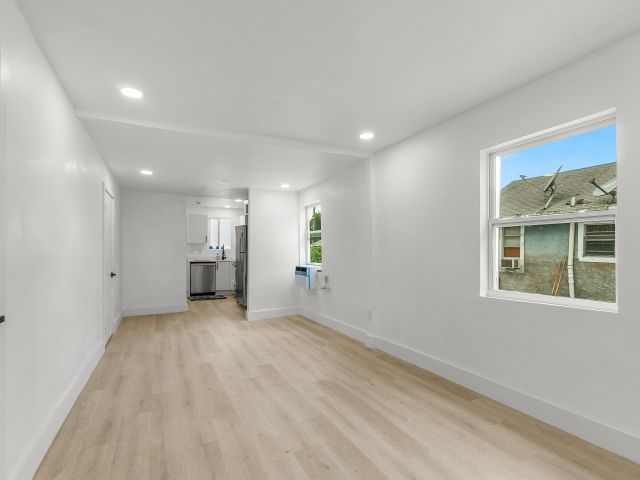 Продажа дома по адресу 114 NW 10th Avenue - фото 6767690