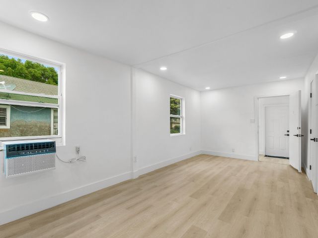 Продажа дома по адресу 114 NW 10th Avenue - фото 6767693