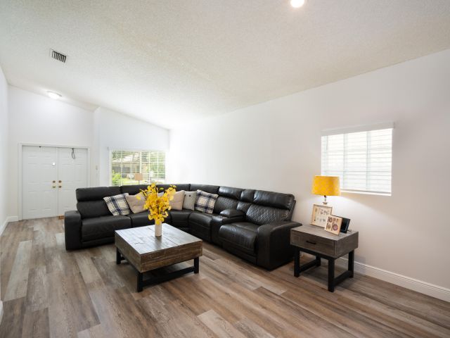 Продажа дома по адресу 370 SW 203rd Avenue - фото 6328491