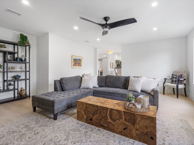 Продажа дома по адресу 6901 Giralda Circle - фото 6363985