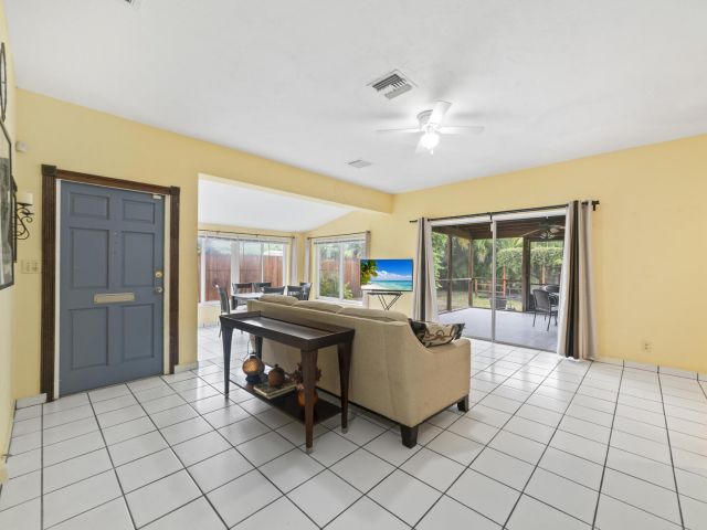 Продажа дома по адресу 906 NE 5th Street - фото 6345855