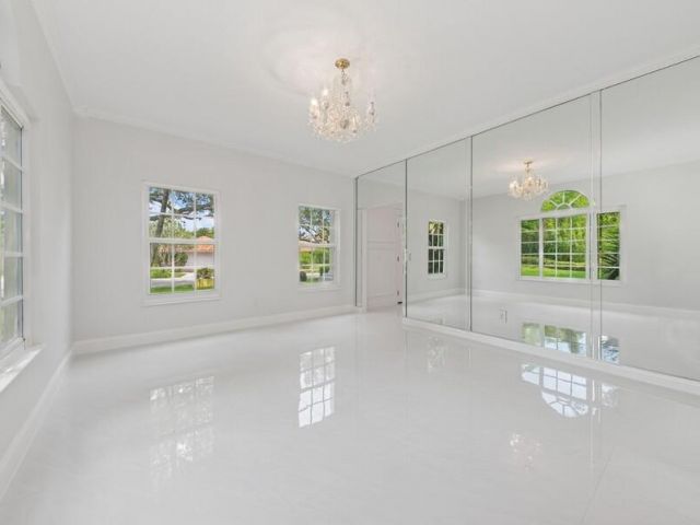 Продажа дома по адресу 1920 Embassy Drive - фото 6345771