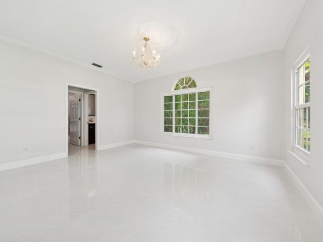 Продажа дома по адресу 1920 Embassy Drive - фото 6345772