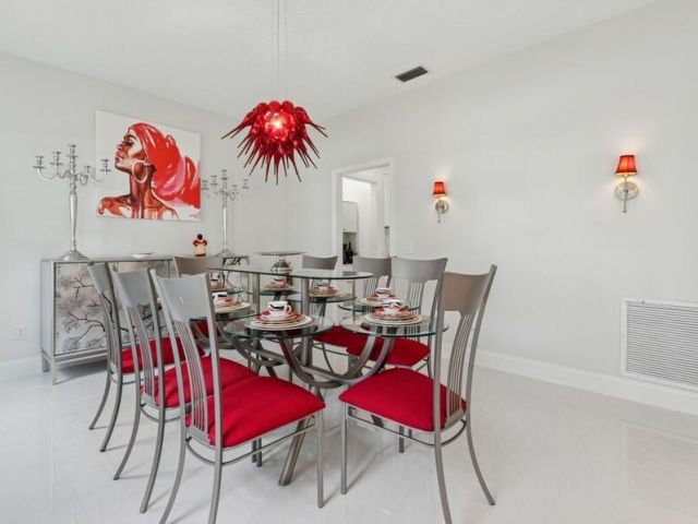 Продажа дома по адресу 1920 Embassy Drive - фото 6345774