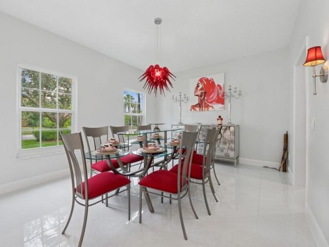 Продажа дома по адресу 1920 Embassy Drive - фото 6345775